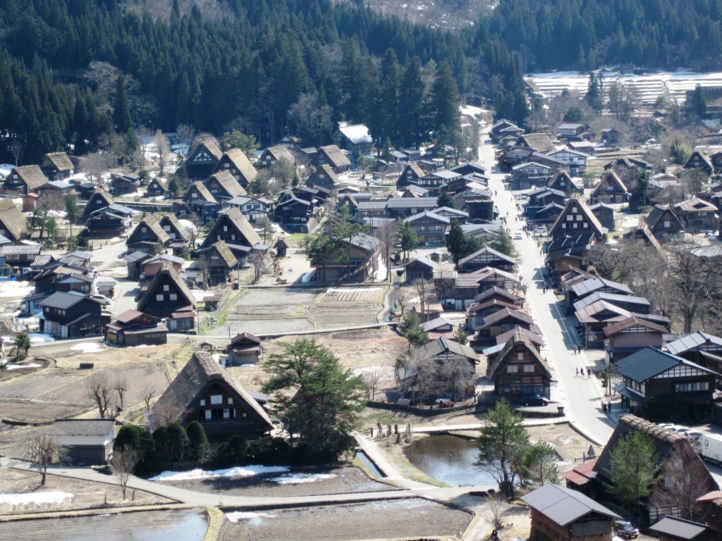 הכפר שיראקאוווה עם בתים מעץ