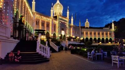 גני טיבולי בלילה