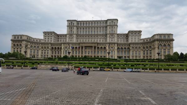 ארמון הפרלמנט בבוקרשט - טיול לרומניה עם החברים